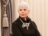 ODVAŽNO IZDANJE BIVŠE HRVATSKE PREMIJERKE: Na vlastitu promociju stigla sa zmijom oko vrata