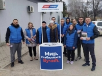 VUČIĆEVI AKTIVISTI U AKCIJI: Pogledajte kako kupuju glasove starijih građana (VIDEO)