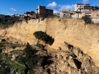 SITUACIJA NA SICILIJI IZMAKLA KONTROLI, GRAD KLIZI PREMA JUGU, IZ TLA SE ČUJU ZVUKOVI: Mobilizirana vojska, širi se 'crvena zona'