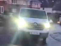 'TO JE HAOS!':  Kombi izgubio kontrolu na crnom ledu i počeo kliziti niz ulicu... (VIDEO)