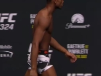 UŽAS NA POZORNICI: Amerikanac kolabirao nakon vaganja (VIDEO)