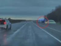 NEVJEROVATAN MOMENAT: Vozač motora impresivnim refleksom izbjegao kravu na autocesti (VIDEO)