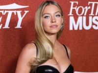 GLUMICA S NAJVEĆIM POPRSJEM POZIRALA POTPUNO GOLA: Legla na kauč, pokazala savršeno tijelo, a svi se pitaju samo jedno