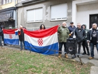 DESNIČARI DOŠLI PRED STAN HRVATSKE ZASTUPNICE I IZAZVALI INCIDENT: S krova zgrade polijevali ih vodom