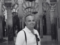 SMRT U 44. GODINI: Preminuo Adi Stambol, suprug bh. dizajnerice Belme Tvico