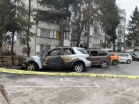 GRAĐANI UZNEMIRENI: U sarajevskom naselju zapaljena tri vozila, vatra zahvatila i... (FOTO)