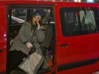 TOTALNI HAOS U ČAČKU: Anu Bekutu gađali grudvama, zvala policiju i pjevala iz kombija (VIDEO)