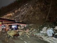 OPASNOST NA CESTI: Pogledajte dramatične snimke obrušavanja stijena kod benzinske pumpe (VIDEO)