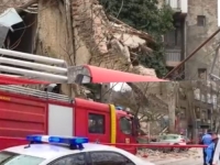 DRAMATIČNO U CENTRU BEOGRADA: Srušila se skela i dio stare zgrade, oštećeno više vozila