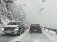 HAOS NA CESTAMA: Otežan saobraćaj na svim putevima u BiH, oborena stabla, zatvorena magistrala...