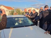 HAOS U BH SUSJEDSTVU: Automobilom se zabio u građane koji protestuju, htio probiti blokadu