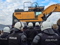 TEŠKE OPTUŽBE OPŠTINE PREMA DIREKTORU VODOVODA: 'Divljački u stilu huligana pokušao da razbije mirni protest građana...'