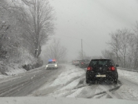 HAOS NA CESTAMA ZBOG SNIJEGA: Vozačima se savjetuje maksimalan oprez (FOTO/VIDEO)