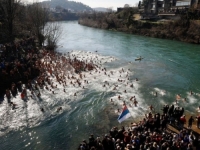 VJERSKI OBRED ILI POLITIČKA PROVOKACIJA ?: Plivali za časni krst i pjevali četničke pjesme (VIDEO)