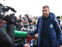 'DAJ JOŠ JEDAN!': Navijači Schalkea ćevapima počastili Džeku (VIDEO)