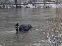 DAS AUTO!: Vatrogasac u Zvorniku sjeo za volan i izvukao Golfa iz nabujale rijeke (VIDEO)