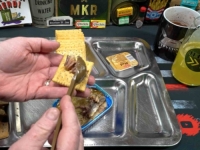 YOUTUBER TESTIRAO VOJNE OBROKE IZ CIJELOG SVIJETA: Posebno mu se svidio paket naše susjedne države... (VIDEO)