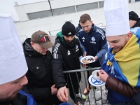 LUDNICA U GELSENKIRCHENU: Navijači pekli ćevape na snijegu za Džeku