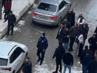 UZNEMIRUJUĆE: Snijeg pao s krova zgrade i usmrtio 21-godišnju ženu (VIDEO)