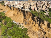 STRAVIČNI PRIZORI IZ ITALIJE: Sicilijanski grad visi na litici nakon odrona (VIDEO)