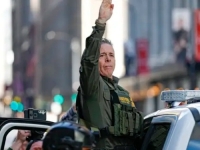 KO JE ČOVJEK KOJI ZA TRUMPA LOVI MIGRANTE: Uz sebe uvijek ima filmsku ekipu, nosi baloner poput nacističkih oficira i M4