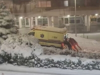 SNIJEG JE NAPRAVIO PROBLEME I U SUSJEDNOJ ZEMLJI: A uposlenici hitne medicinske pomoći sami čiste ceste (VIDEO)