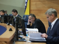 ČAVARINA PRIMANJA NISU HITNA: Zakon o isplati plate u kešu podržali samo HDZ i SNSD