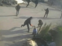 MONSTRUOZNI SNIMAK SA ZAPADNE OBALE: Maskirani izraelski doseljenici pretukli gluhog starijeg Palestinca (VIDEO)