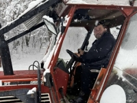 ZIMSKE SLUŽBE PODBACILE: Ibro Jahić uzeo stvar u svoje ruke, traktorima spojio sela i ljude