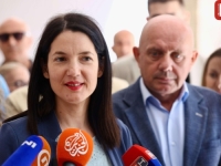 JELENA TRIVIĆ UPERILA PRSTOM U ODGOVORNE: 'Prebacivanje loptice između SNSD-a i PDP-a, a ceh će da plate građani' (VIDEO)