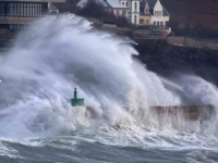 ORKANSKA OLUJA 'GORETTI' PARALISALA FRANCUSKU U BRITANIJU: Udari vjetra brzinom od 200 km/h, stotine hiljada kućanstava u mraku (VIDEO)