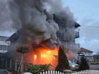 STRAVIČNI PRIZORI: Veliki požar u Kalesiji, izgorjela radionica i automobil