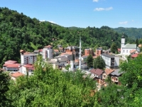 '30 GODINA POSLIJE ISTA PORUKA, SA SLIČNIM AKTERIMA': Lokalni pop u Srebrenici ponovo provocira Bošnjake