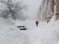 ZATRPANI ŽIVI: Ljudi kopaju tunele kroz 4 metra snijega (FOTO/VIDEO)