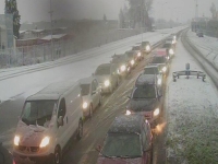 UPOZORENJE VOZAČIMA: U ovim dijelovima BiH pada snijeg, kolone na graničnim prijelazima...