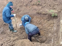 PRONAŠLI IH RADNICI PRILIKOM KOPANJA: Ekshumirani posmrtni ostaci jedne osobe u Kozarcu