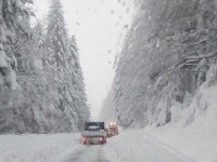 POTPUNI KOLAPS ZBOG SNIJEGA NA CESTAMA: Otežan promet na ovim cestovnim pravcima, upozorenje vozačima...