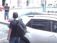 SVE JE SNIMILA NADZORNA KAMERA: Iz automobila je bez provale i razbijanja prozora ukrao torbu...