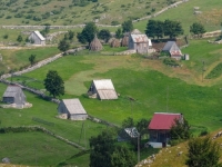 OBRADOVAO DVIJE PORODICE: Besplatno im poklonio placeve za život