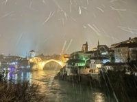 KAD SNIJEG PREKRIJE MOSTAR: Bijeli pokrivač u gradu na Neretvi, rijetka zimska pojava