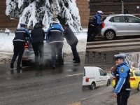 NESVAKIDAŠNJA SCENA: Policajci u Sarajevu pomogli građanima, ministar Katica reagirao