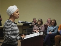 PROCURIO SNIMAK: Zastupnica u Kongresu napadnuta tokom javne tribine, napadač uhapšen...