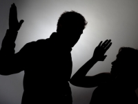 MUŠKARAC U NOVOGDIŠNJOJ NOĆI SATIMA ZLOSTAVLJAO DJEVOJKU U STANU: Udarao joj glavu o zid, a buku muzike koristio da prikrije njene vapaje