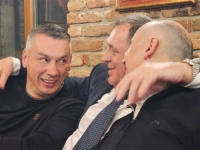 KAMEN GORI, VAL SE PJENI: Nenad Nešić ponovo u zagrljaju Milorada Dodika, naizgled su bili...