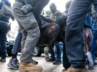 SVIJET ZAPREPAŠTEN PRIZORIMA IZ AMERIKE: Trumpova policija brutalno tuče ljude, stradaju i žene i djeca, koriste se i šok granate (FOTO)