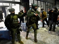 OVO JE TRUMPOV RECEPT ZA KATASTROFU: Koriste simbole, nose maske, iskaču iz Black Hawkova, ubijaju ljude...