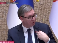NEVJEROVATAN SNIMAK ŠIRI SE DRUŠTVENIM MREŽAMA: Patetični Vučić na sjednici vlade -'Od besa bih uskočio u ovo staklo...'