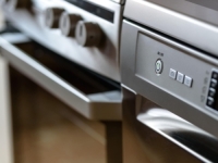 TAJNO DUGME NA PEĆNICI SVI IMAJU, A NIKO NE KORISTI: Skida svu masnoću sa stakla za 5 minuta