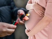 KLINCI OD OSAM GODINA BACILI PETARDU PRED TRUDNICU I BEBU: Žena i dijete se istraumirali, oni se smijali