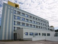 PORUKE NACIONALNE I VJERSKE MRŽNJE NA OGRADI UKC TUZLA: Osumnjičene dvije osobe